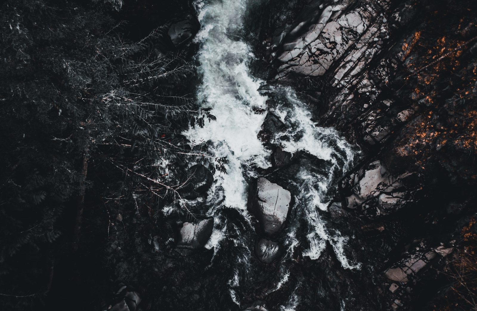 Aerial view of Washington's landscape, highlighting the diverse terrain requiring professional Officers from Diligence Security