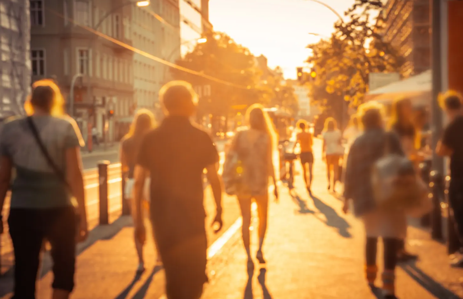 High pedestrian activity during a summer heatwave, highlighting why Diligence Security provides disciplined On-site Security to manage seasonal risk